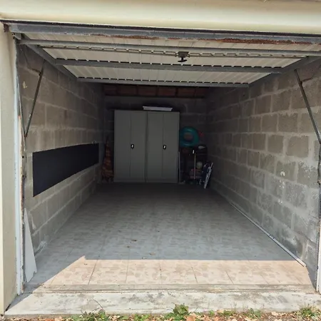 2 Pieces 150 M De La Avec Garage Prive *